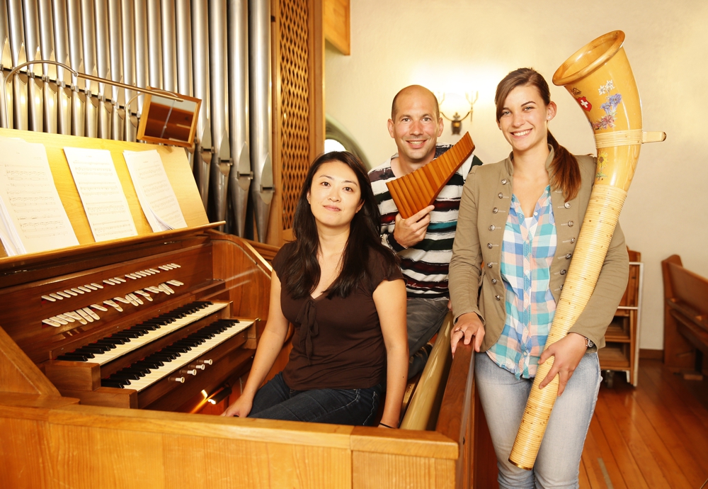 Lisa Stoll, Michael Dinner und Kiyomi Higaki vor der Orgel der reformierten Kirche Rümlang 2014