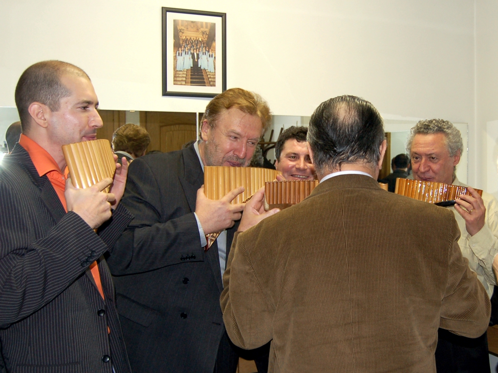 Dinner HerfordDimitru Iovu und Radu spielen Panflöte
