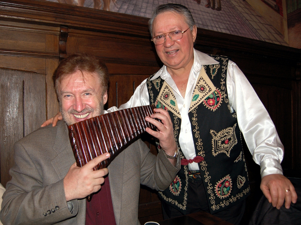 Dan Herford mit der Panflöte und Simion Radu im Restaurant caracubere in Bukarest