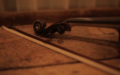 Schnecke und Bogen der Geige während Aufnahmen für Produktion von Geigen-Playbacks