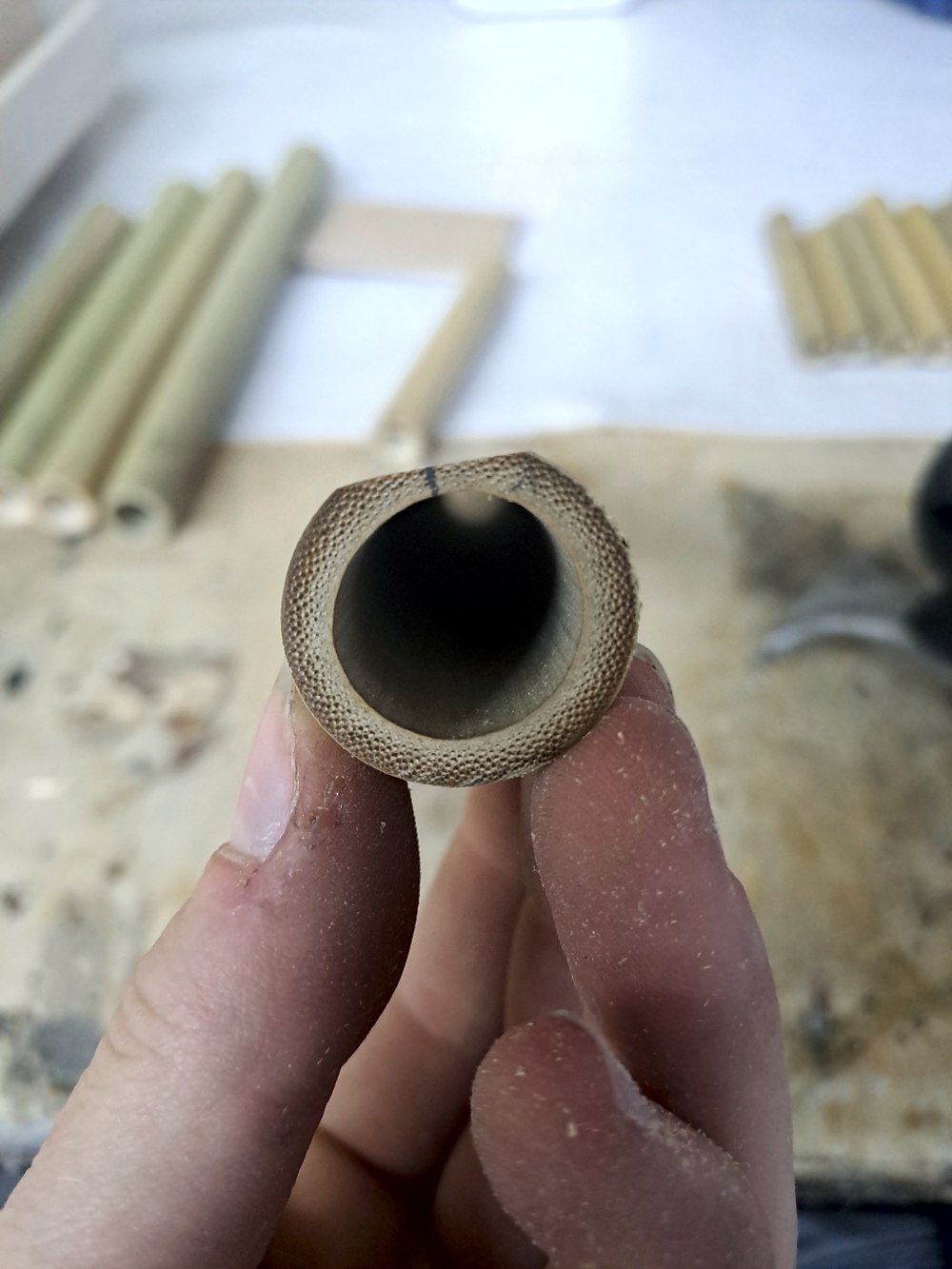 Einseitig geschliffenes Bambusrohr zur Verarbeitung zur Panflöte